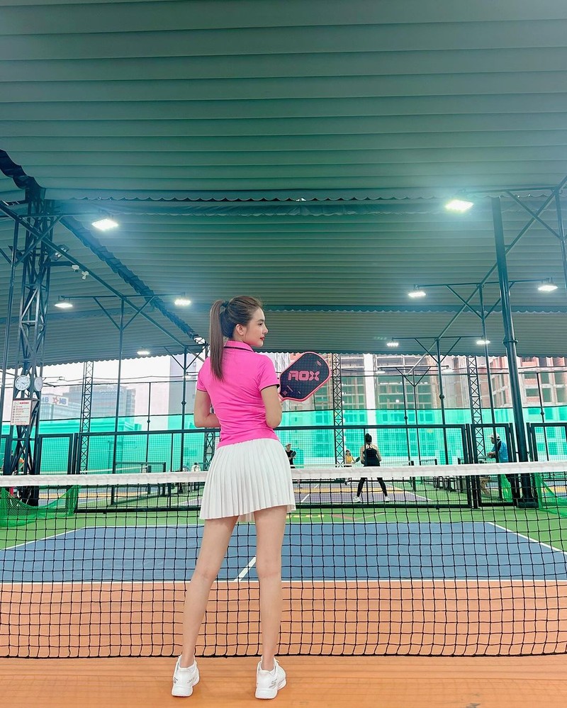 Em gai Cong Vinh dien vay ngan, cham chi khoe dang tren san pickleball-Hinh-7