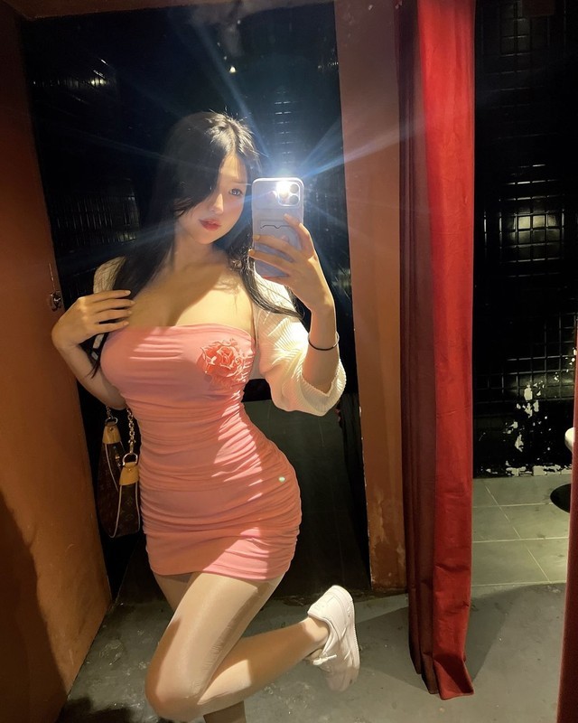 “Co be ban quan ao” hot nhat Sai thanh so huu body mien che-Hinh-2