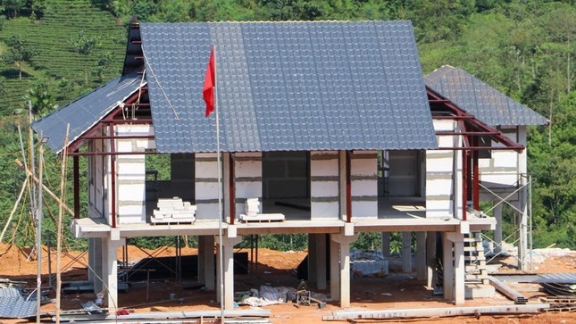 Nhung mai nha dau tien o khu tai dinh cu Lang Nu-Hinh-3