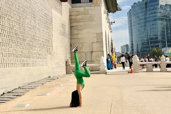 Bao Han Quoc dong loat viet ve du khach Viet tap yoga tai Gyeongbokgung