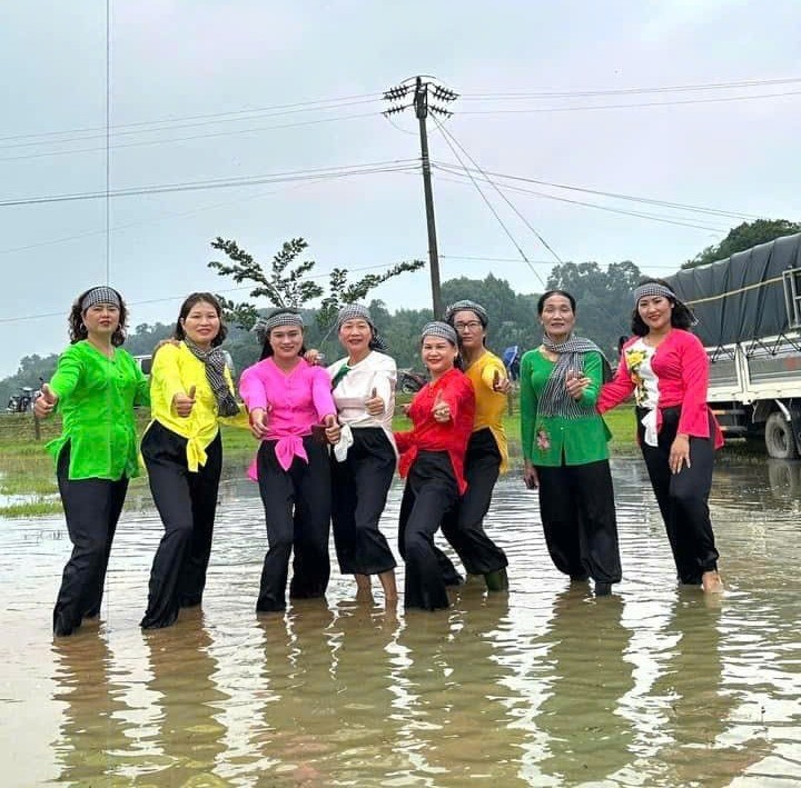 Hang tram nguoi bi bom loi nuoc du dam cuoi o Ha Tinh-Hinh-6