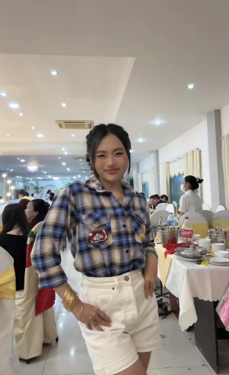 Phuong My Chi dien outfit “girl pho” di an cuoi, netizen bat cuoi-Hinh-2