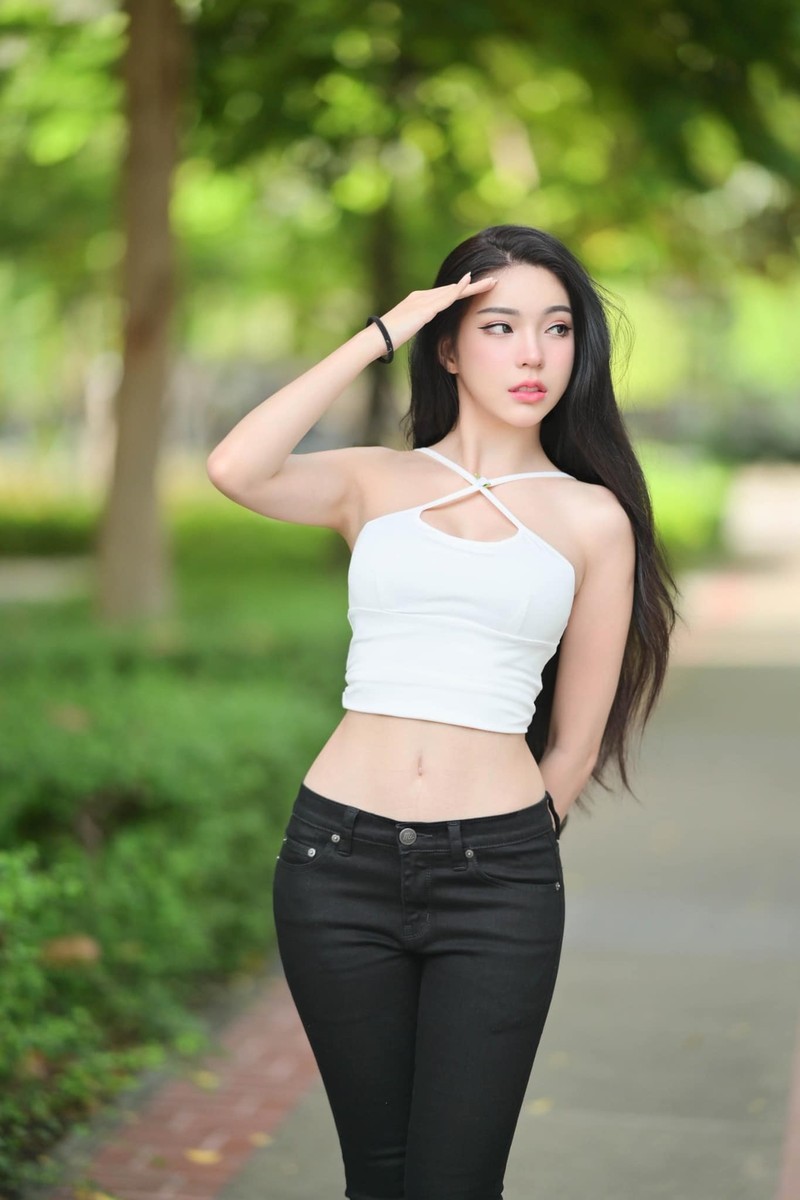 Ngam nhin duong cong “sieu thuc” cua nguoi mau xe hoi Thai Lan-Hinh-7