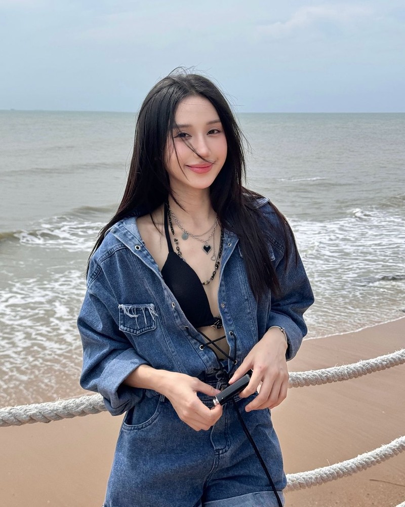 Nu streamer “noi khong voi drama” khoe anh di bien khien fan me man