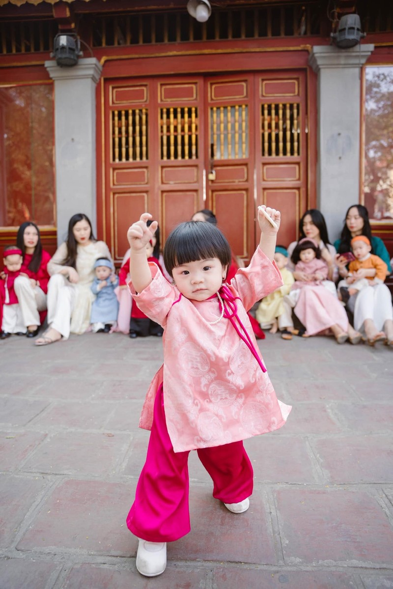 Be yeu duoc bo me len do cho xuong pho “song ao” Tet som