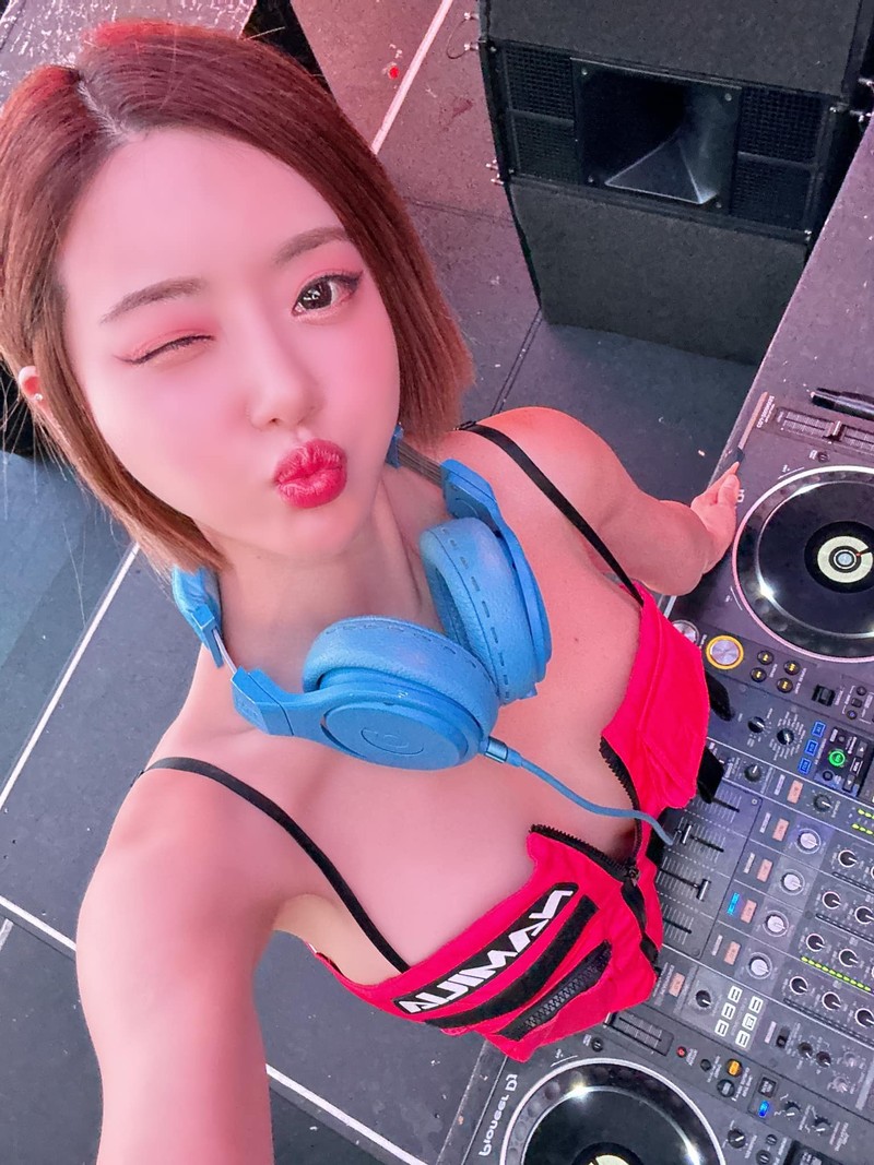 Nu DJ dien do dien xuyen thau, quay cuc sung gay tranh cai-Hinh-7