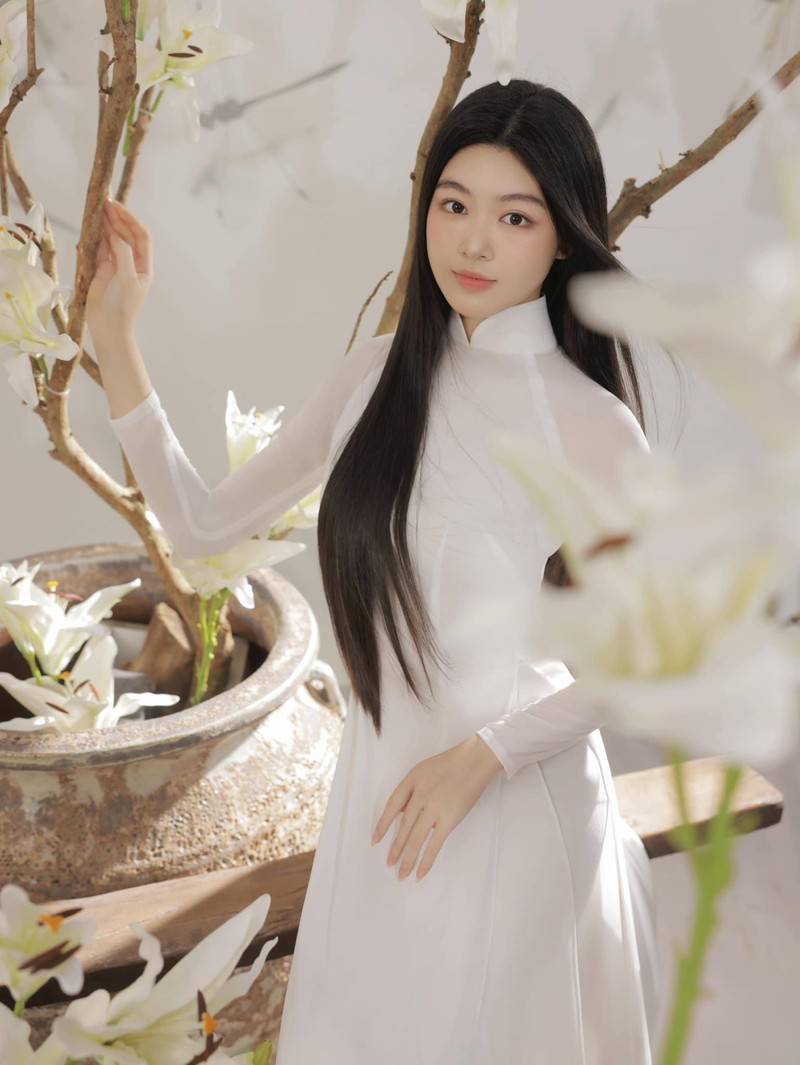 Con gai Quyen Linh don tim netizen trong ta ao dai trang tinh khoi