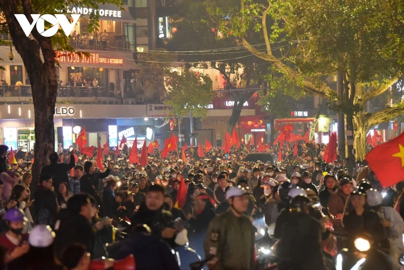 Nguoi Ha Noi “di bao” xuyen dem mung DT Viet Nam chien thang