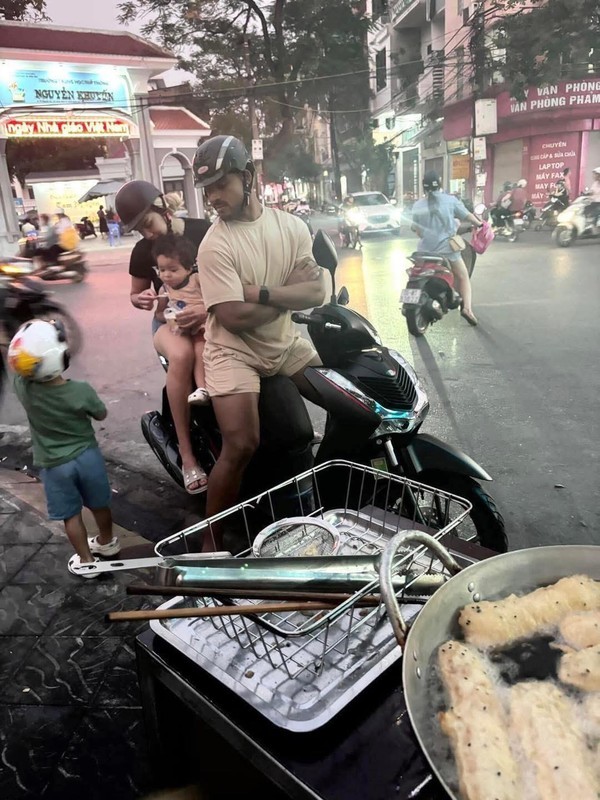 Vua phau thuat xong, Xuan Son nhan tin vui tu chu hang chuoi chien