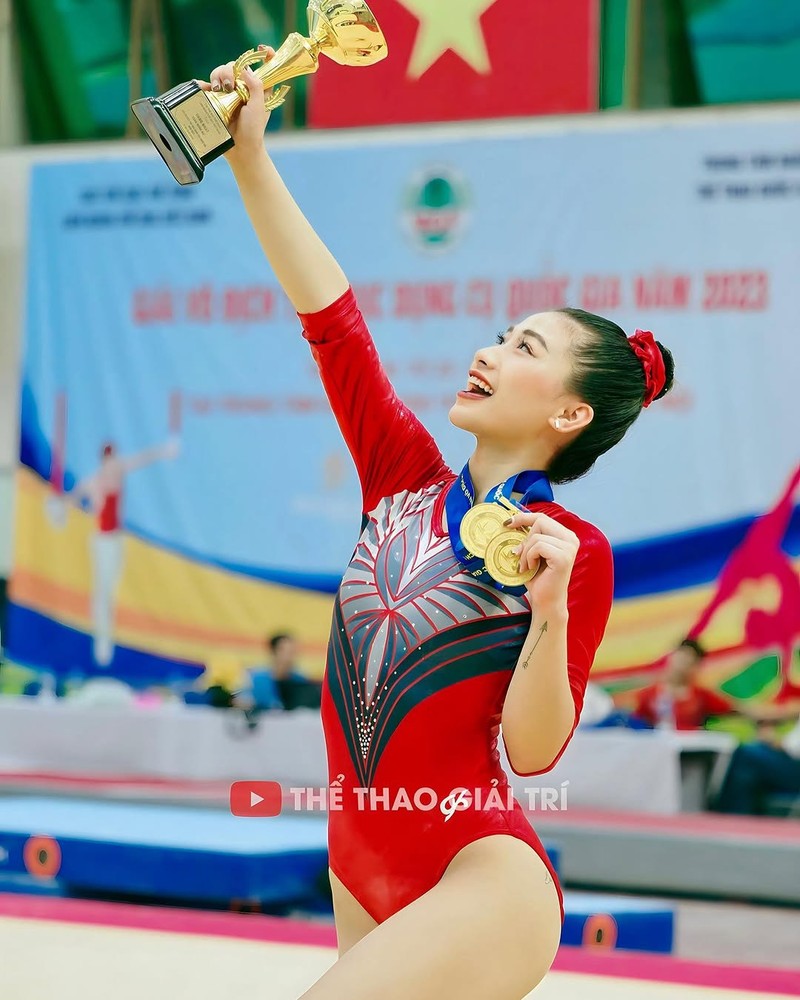 Tung tuyen bo “lep moi sang”, Louis Pham gay bat ngo khi nang nguc-Hinh-6