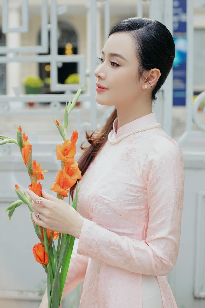 “Phu ba” tuoi ty dien ao dai du xuan ngot ngao