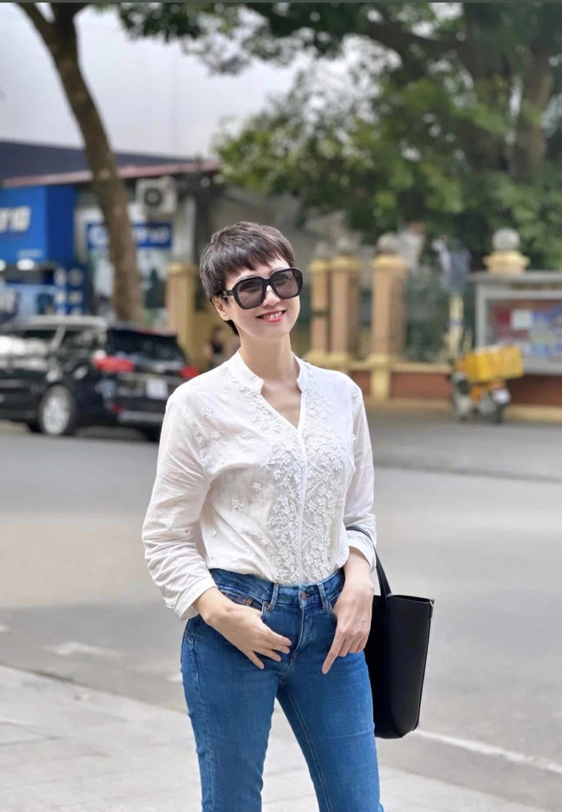 Me vo Doan Van Hau trong loat anh ao dai khien netizen tram tro-Hinh-10