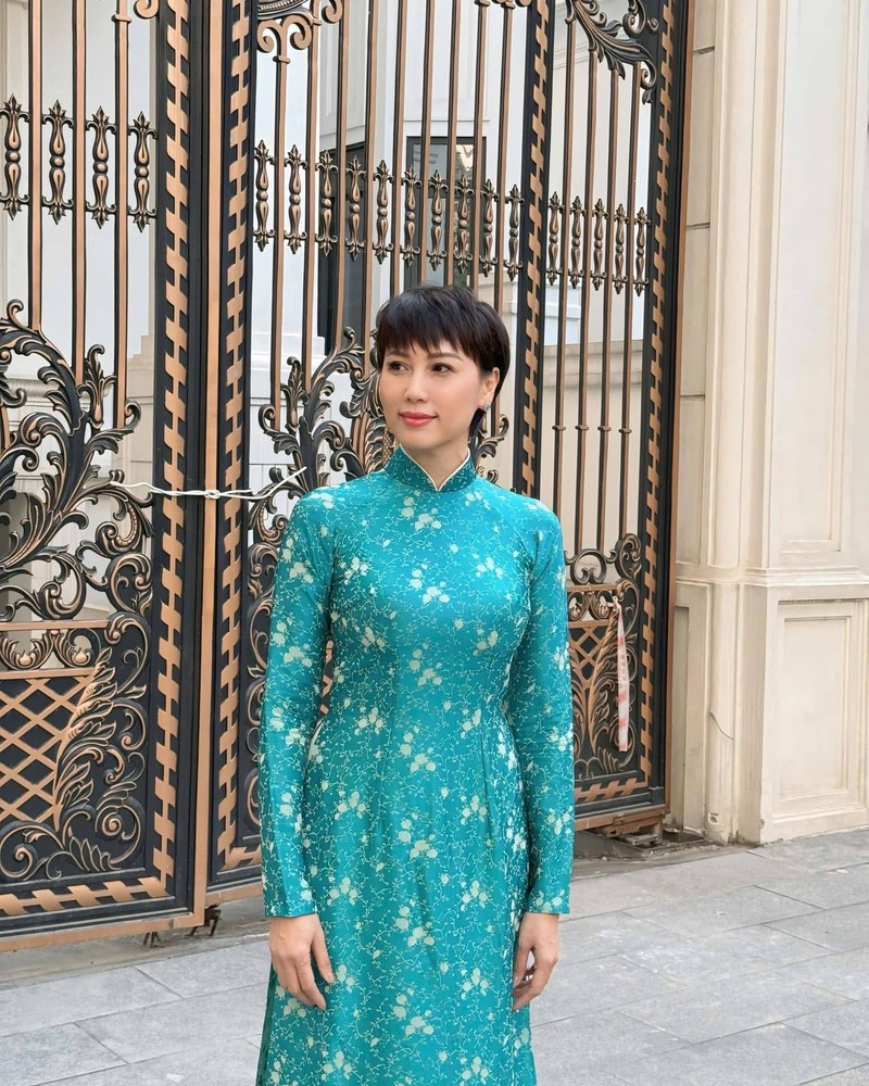 Me vo Doan Van Hau trong loat anh ao dai khien netizen tram tro-Hinh-2