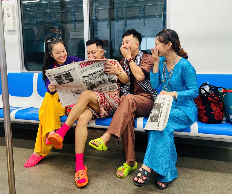 Gioi tre len do an tuong check-in tau dien metro Ben Thanh-Hinh-3