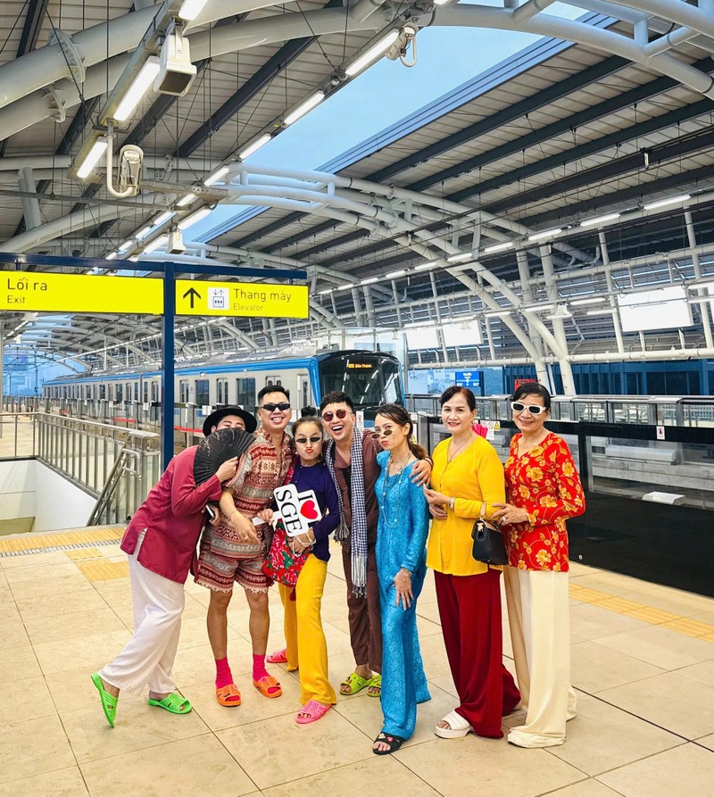 Gioi tre len do an tuong check-in tau dien metro Ben Thanh-Hinh-4