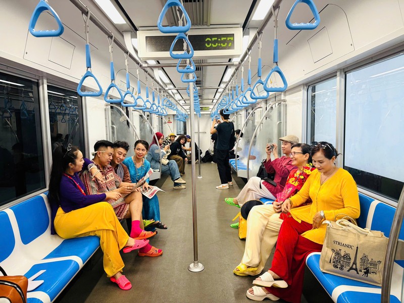 Gioi tre len do an tuong check-in tau dien metro Ben Thanh