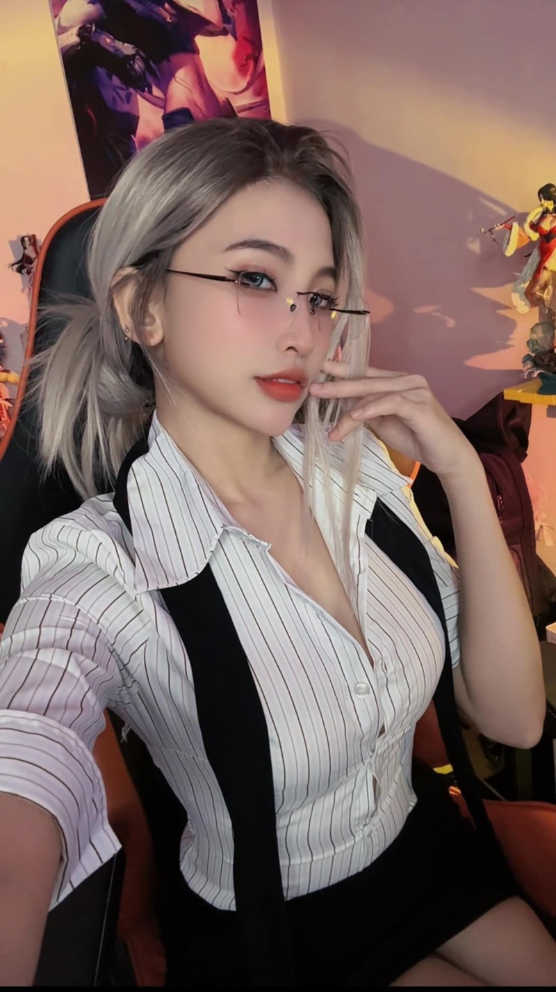 Nu streamer dien bikini khoe dang khong ti vet ben ho boi-Hinh-9