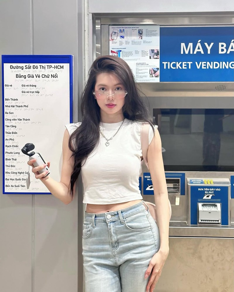 Hot girl truong mua khoe anh check-in Metro Ben Thanh cuc slay