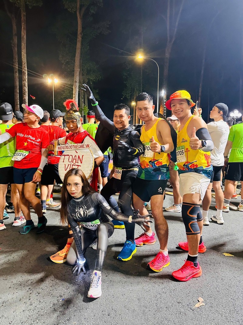 Gai xinh gay chu y khi hoa nguoi nhen tham du giai chay marathon-Hinh-6