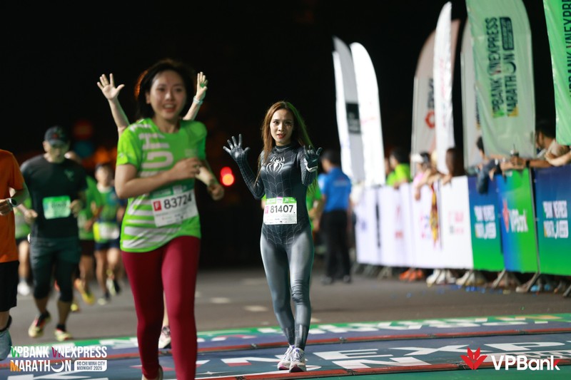 Gai xinh gay chu y khi hoa nguoi nhen tham du giai chay marathon-Hinh-8