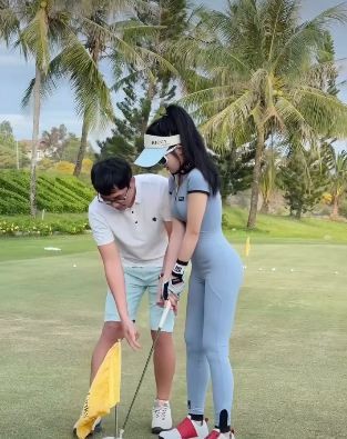 Di danh golf, hot girl noi dinh dam voi voc dang cuc pham-Hinh-3