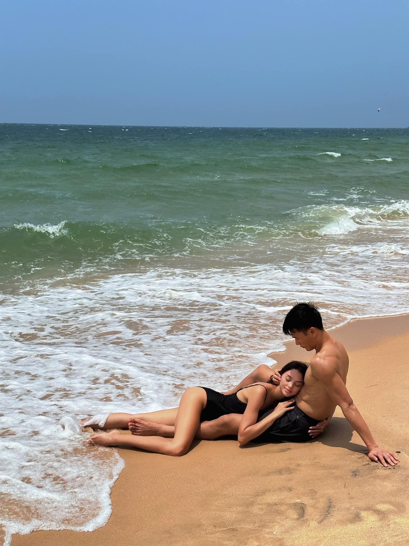 Nhung lan vo Tay cua Bui Tien Dung dien bikini khoe dang-Hinh-8