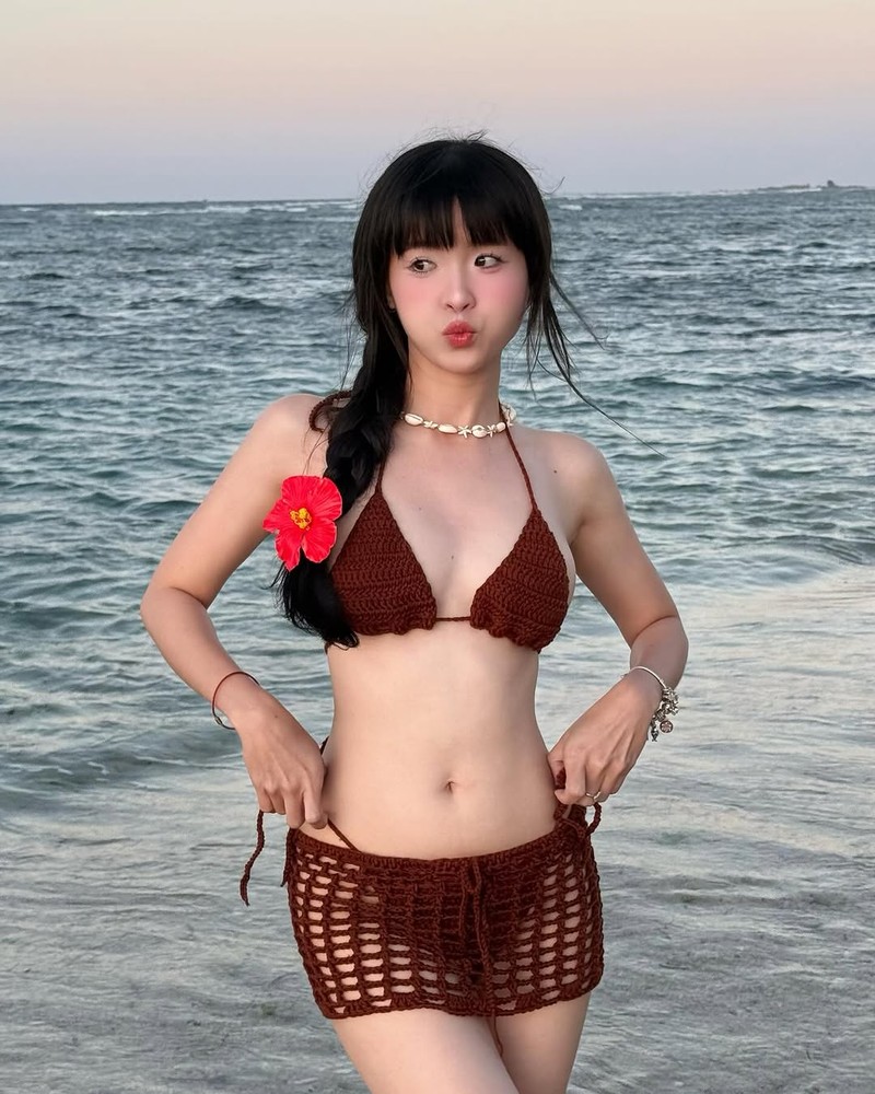 Hot girl Faptv dien bikini “luoi danh ca” khoe dang “eo thon hong no“-Hinh-2