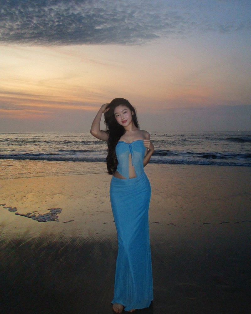 Cung khoe anh di bien, 2 con gai Quyen Linh doi lap phong cach-Hinh-7