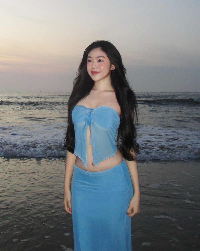 Cung khoe anh di bien, 2 con gai Quyen Linh doi lap phong cach-Hinh-9