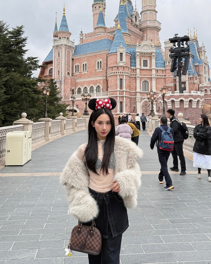 Streamer co giao dien ao xuyen thau di Disneyland hut anh nhin-Hinh-2