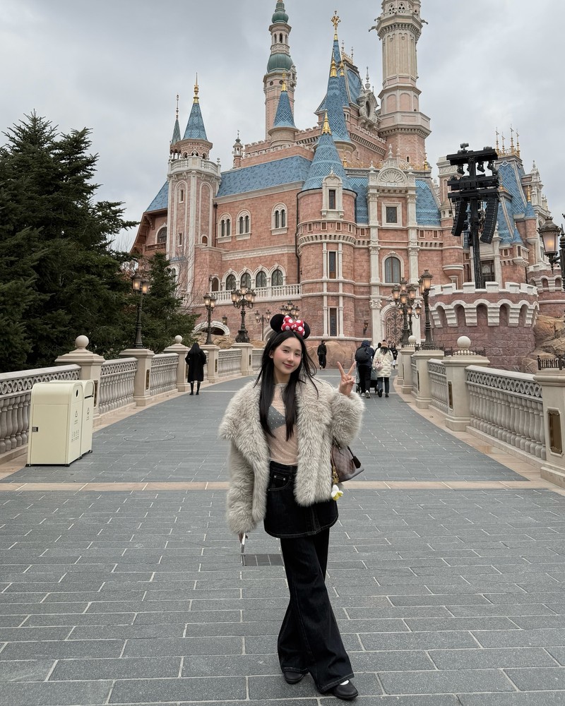 Streamer co giao dien ao xuyen thau di Disneyland hut anh nhin-Hinh-3