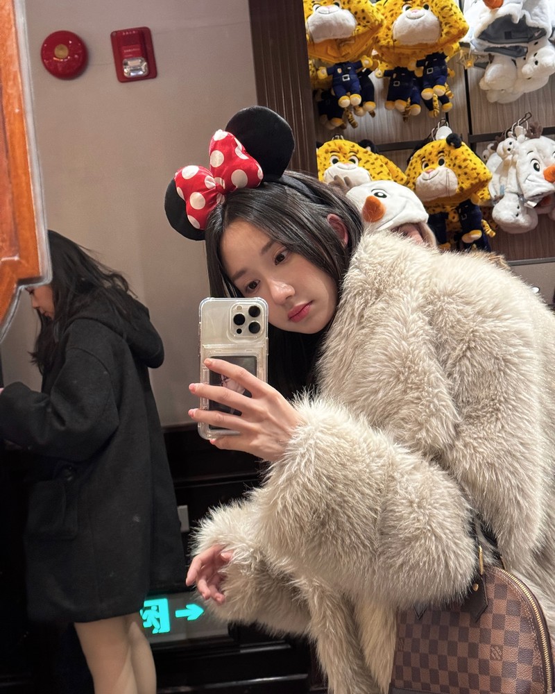 Streamer co giao dien ao xuyen thau di Disneyland hut anh nhin-Hinh-5