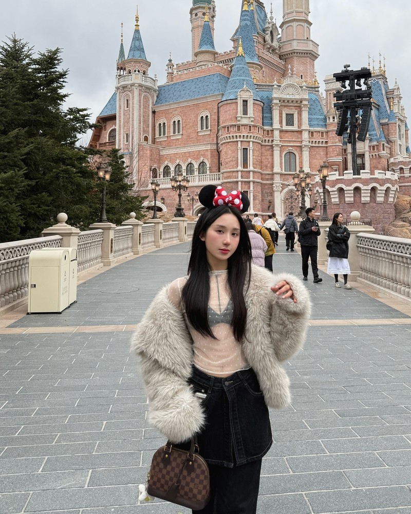 Streamer co giao dien ao xuyen thau di Disneyland hut anh nhin