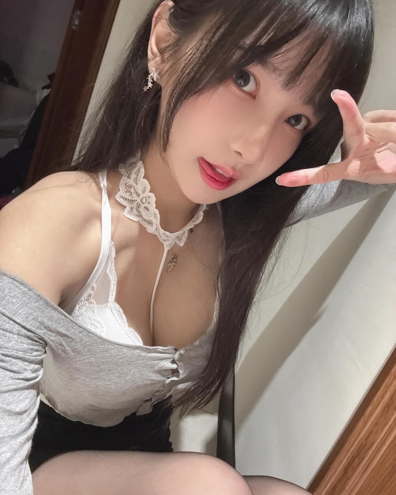 Dang anh nhac fan uong nuoc, nu streamer hut tron anh nhin-Hinh-8