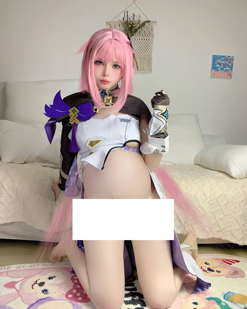 Hot girl bung bau vuot mat van cosplay goi cam gay tranh cai-Hinh-2