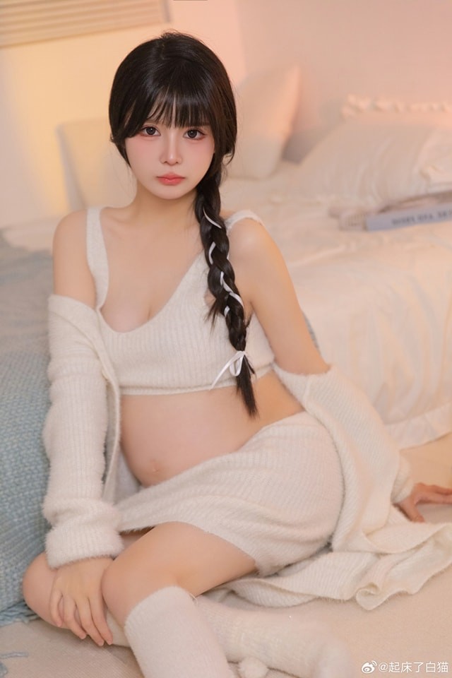 Hot girl bung bau vuot mat van cosplay goi cam gay tranh cai-Hinh-4