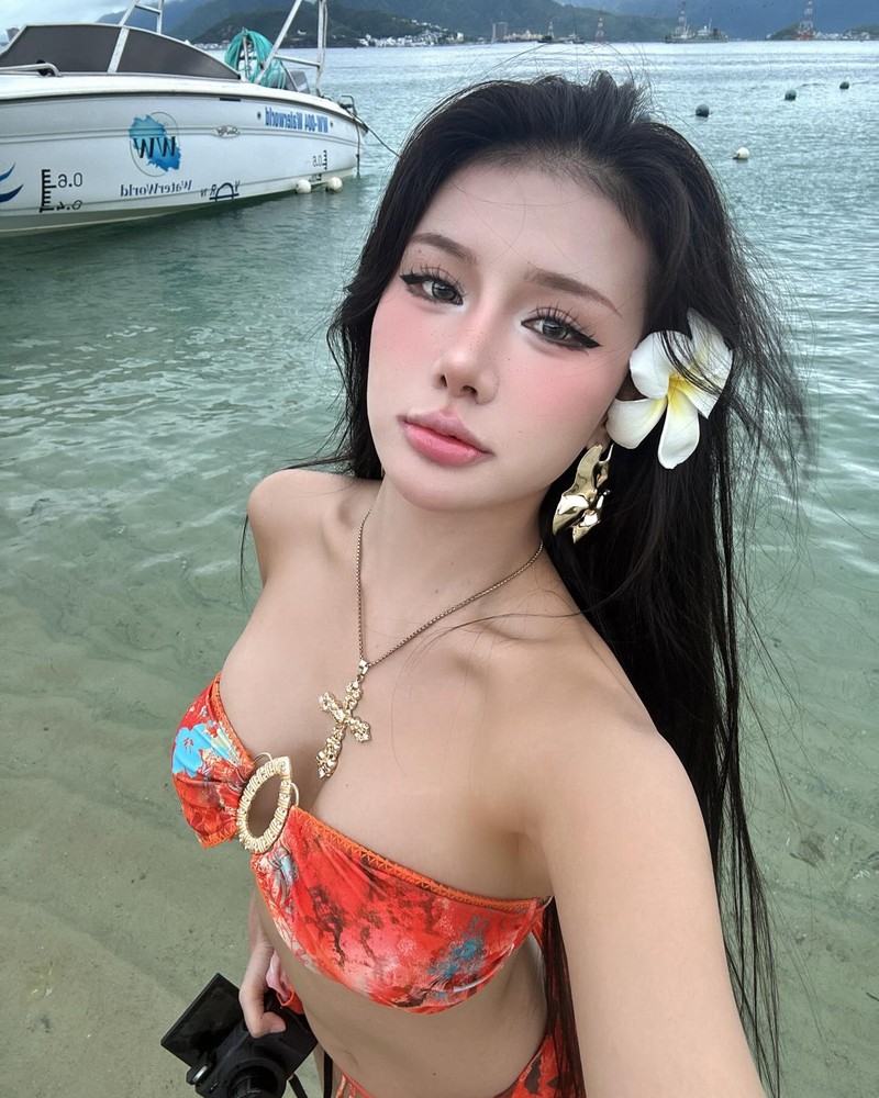 Tiktoker Xuan Ca khoe sac trong loat anh bikini chao he day me hoac-Hinh-2