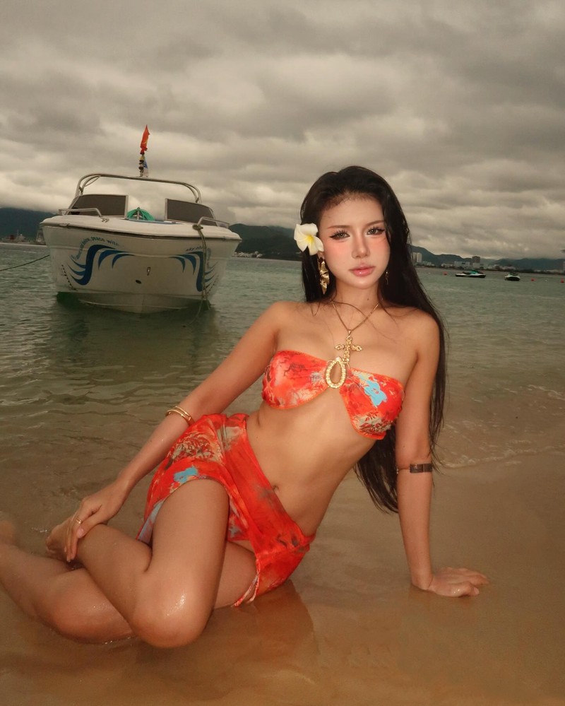 Tiktoker Xuan Ca tiep tuc dot mat fan voi loat anh bikini nong bong