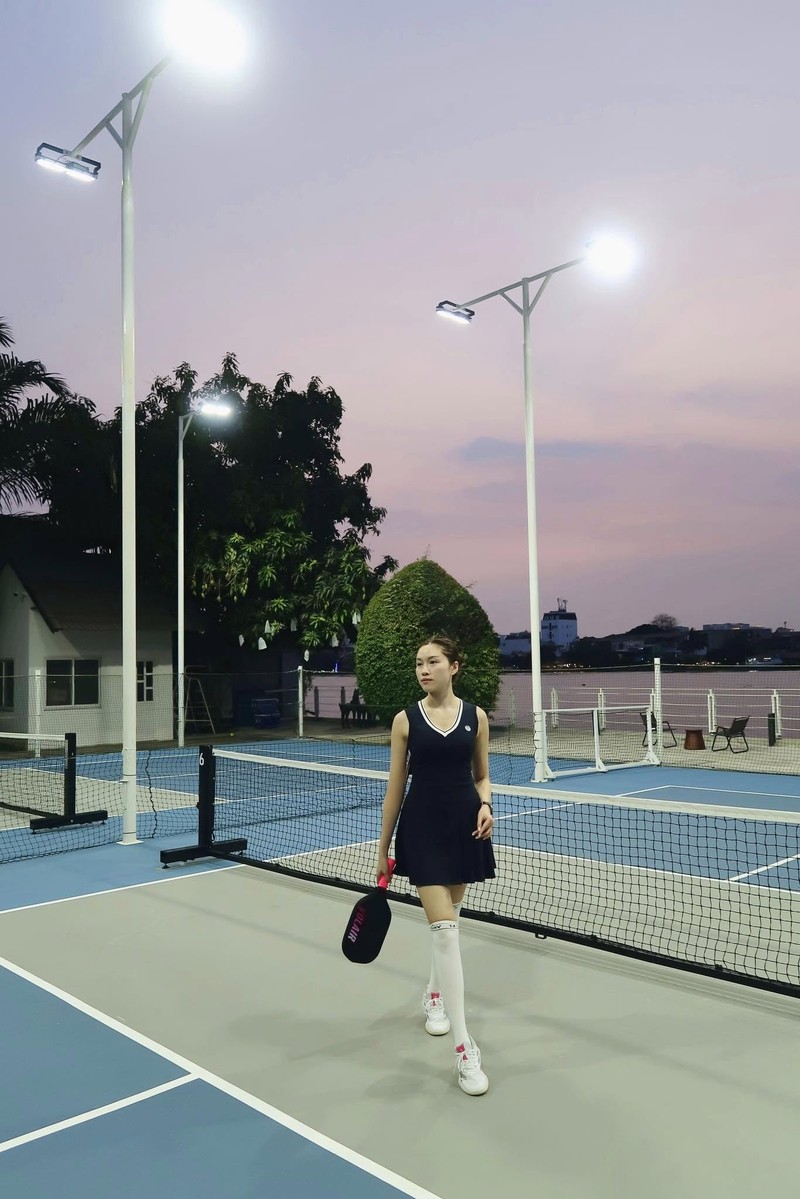 MC “chan dai nhat Viet Nam” khoe than thai tren san pickleball-Hinh-2