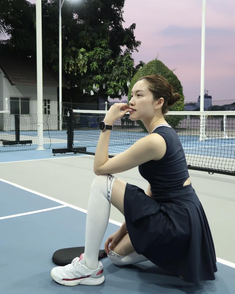 MC “chan dai nhat Viet Nam” khoe than thai tren san pickleball-Hinh-4