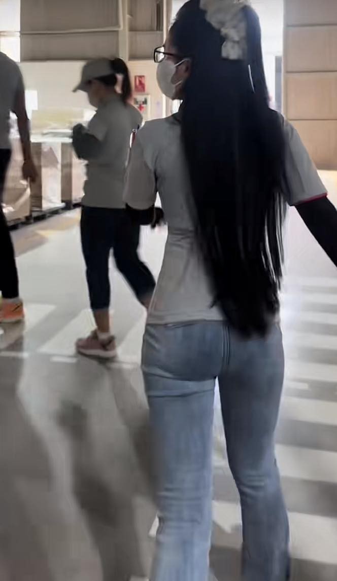 Co cong nhan viral khap MXH voi nhung man khoe dang gay tranh cai-Hinh-3
