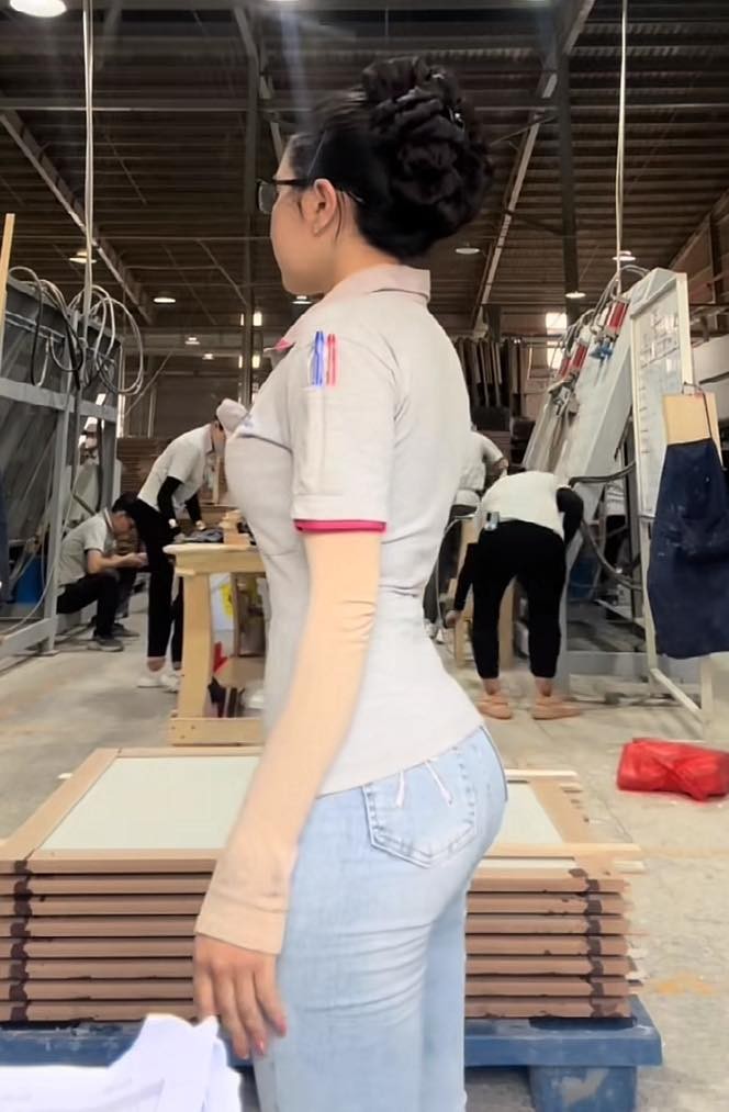 Co cong nhan viral khap MXH voi nhung man khoe dang gay tranh cai-Hinh-4
