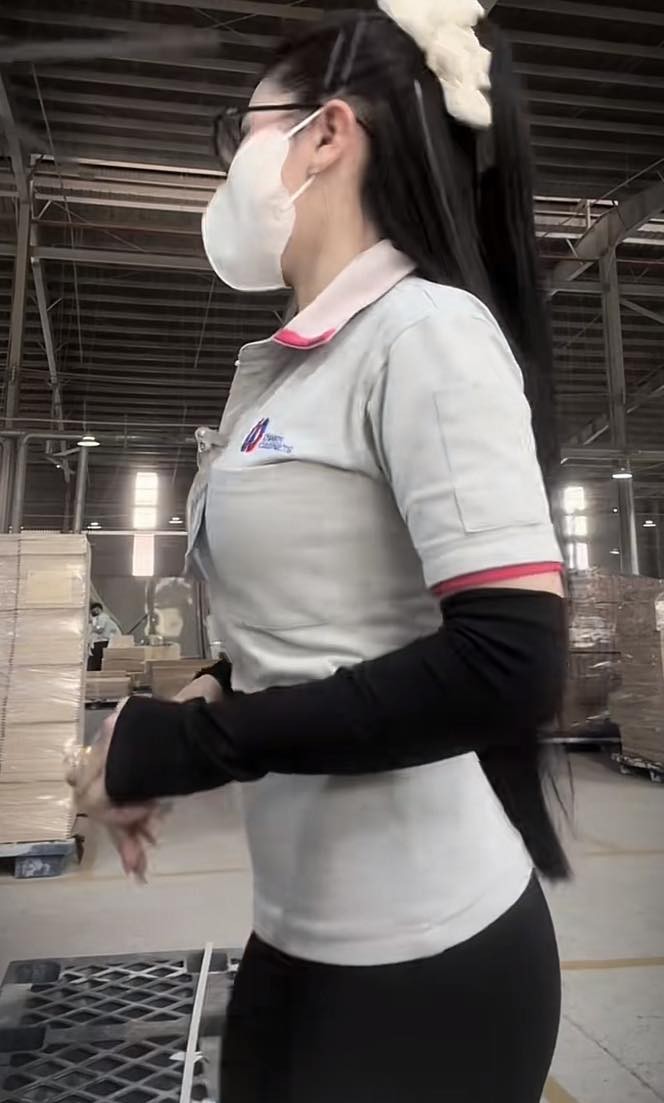 Co cong nhan viral khap MXH voi nhung man khoe dang gay tranh cai-Hinh-5