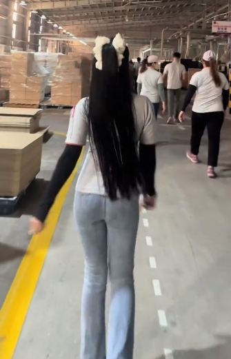 Co cong nhan viral khap MXH voi nhung man khoe dang gay tranh cai-Hinh-9