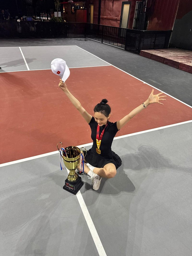 Soi loat outfit cuc dau tu cua Hien Ho tren san pickleball-Hinh-10