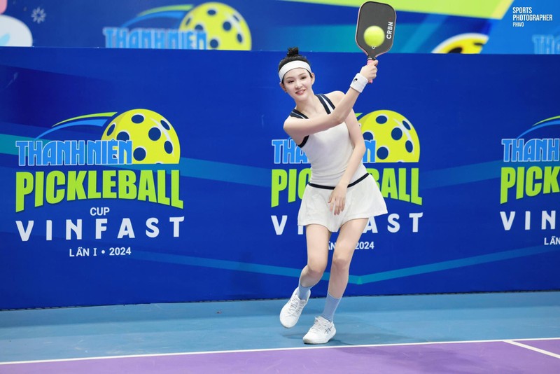 Soi loat outfit cuc dau tu cua Hien Ho tren san pickleball-Hinh-2