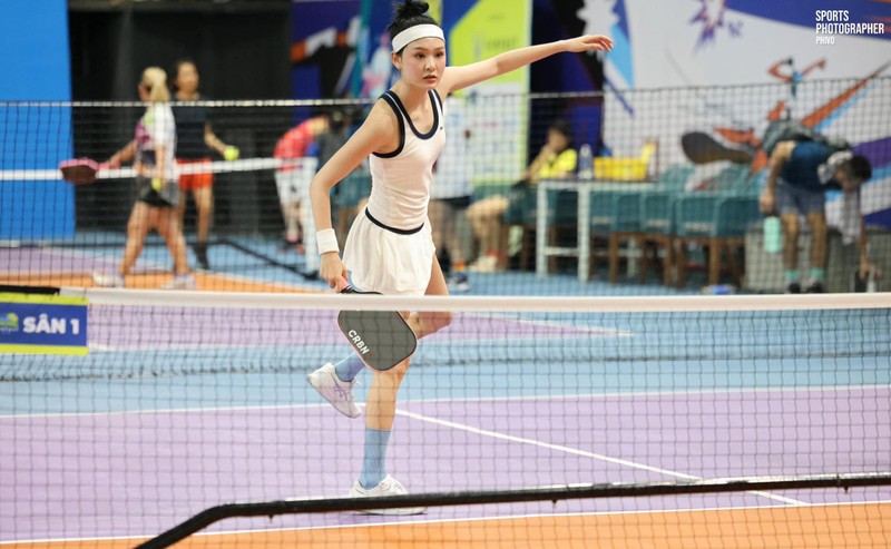 Soi loat outfit cuc dau tu cua Hien Ho tren san pickleball-Hinh-3