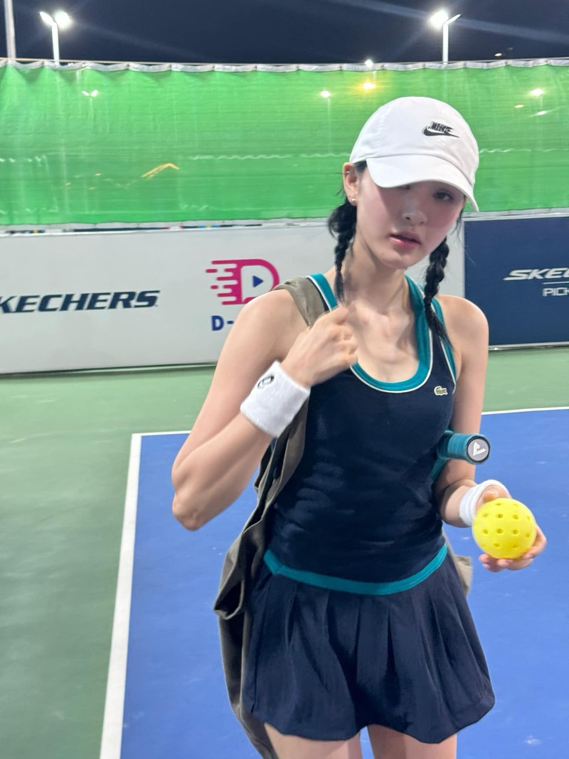 Soi loat outfit cuc dau tu cua Hien Ho tren san pickleball-Hinh-4
