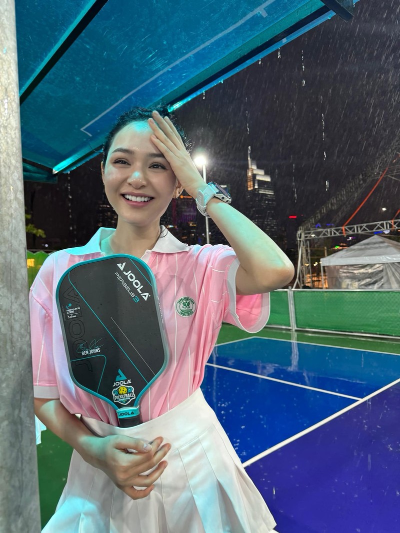 Soi loat outfit cuc dau tu cua Hien Ho tren san pickleball-Hinh-7