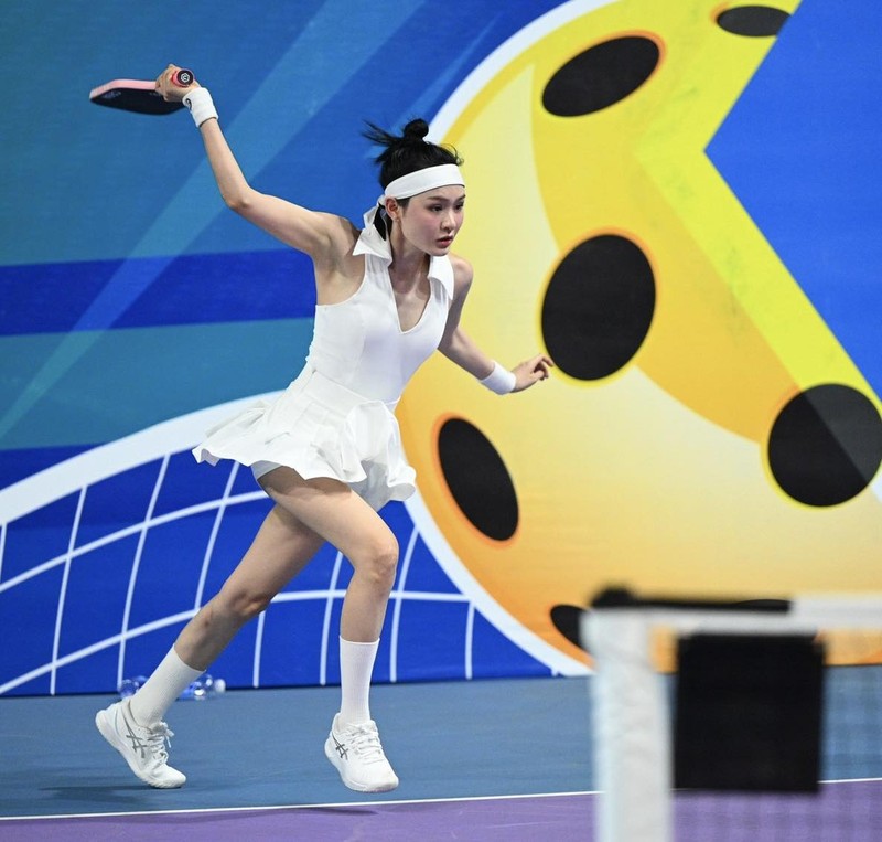 Soi loat outfit cuc dau tu cua Hien Ho tren san pickleball-Hinh-9